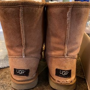 tan short uggs